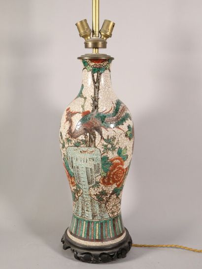 null Vase balustre en porcelaine craquelée à décor de phénix, monté en lampe (percé),...