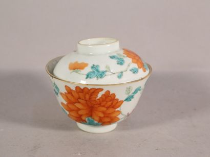 null Bol couvert en porcelaine à décor de fleurs, marque au cachet - H. 10,5 cm