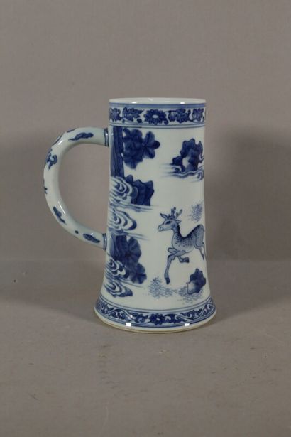 null Choppe en porcelaine bleu blanc à décor de cavalier - H. 19 cm