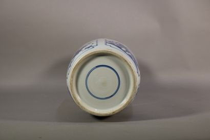 null Chine - Vase en porcelaine bleu et blanc à décor des objets, des lettres et...