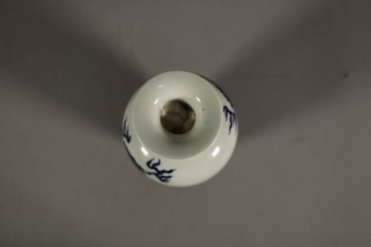 null Chine - Vase en porcelaine bleu et blanc à décor de dragons. H. 22cm