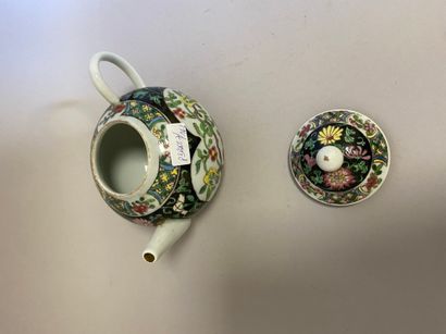 null Chine - Théière en porcelaine famille rose décor de fleurs - H. 13 cm