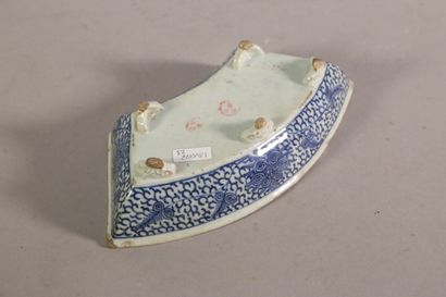 null Ravier en porcelaine de forme d'éventail - H. 6 - L. 26 cm