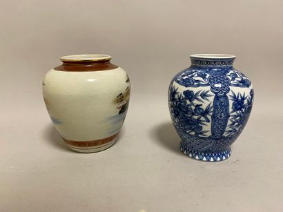 null Vase de forme balustre en porcelaine de Chine décor camaieu bleu. Marqué. H....