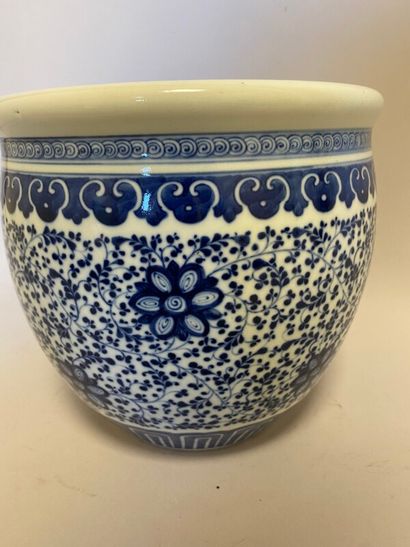 null Chine - Cache pot en porcelaine décor blanc bleu de fleurs - H. 21.5 cm