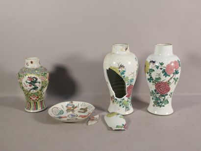 null Paire de vases balustres en porcelaine à décor de pivoines et papillons, importants...