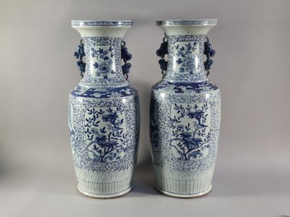 Paire de vases balustres en porcelaine décor...