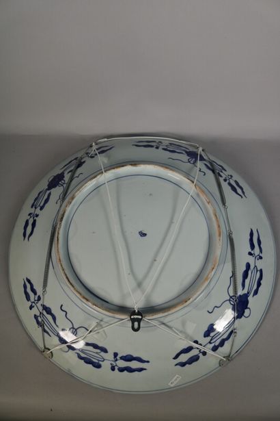 null Grand plat en porcelaine Imari à décor d'oiseaux et fleurs

Diam. 61,5 cm
