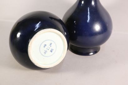 null Paire de vases en porcelaine bleue à nuance noire, de forme balustre à long...