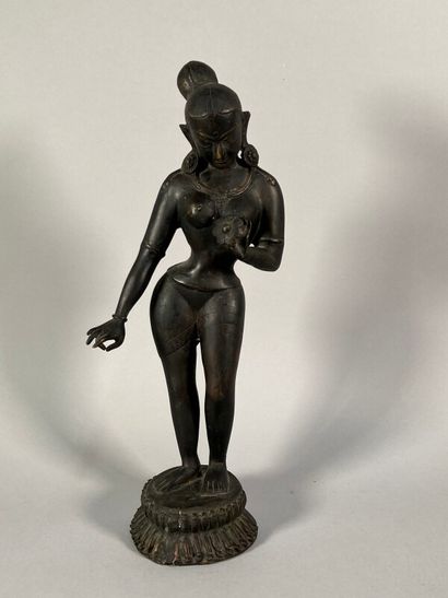 null * Divinité Hindoue femme à la fleur, sujet en bronze H: 38 cm