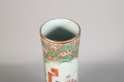 null CHINE, Canton

Vase de forme gourde en porcelaine émaillée polycrhome à décor...