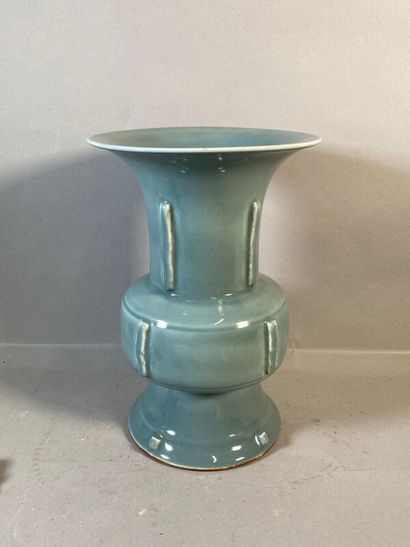 null Vase cornet en porcelaine céladon à décor d'arêtes verticales. Chine, XIXe-XXe...