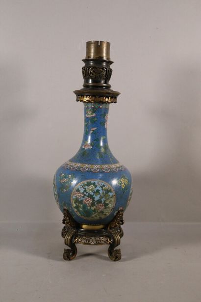 null Vase en bronze cloisonné monté en décor en réserve et fond floral, XIXe- H....