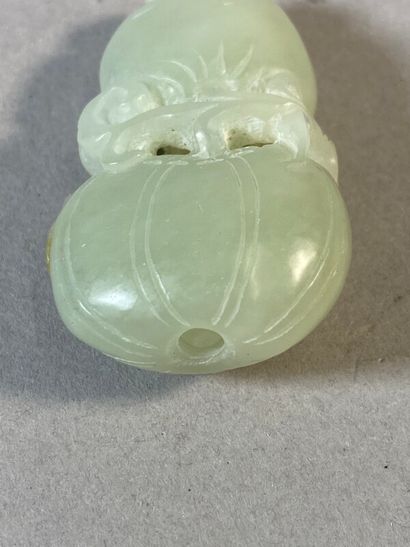 null Pendentif en jade céladon à décor d'une courge - Chine XIXe - XXe L: 5,5 cm...