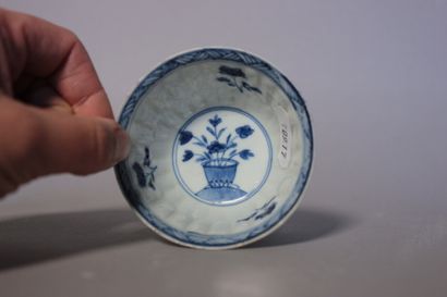 null Bol ou tasse en porcelaine blanche décor camaieu bleu de pot fleuri - H 4 x...