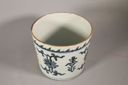 null Cache-pot en porcelaine décor en camaieu bleu de calligraphie et fleurs - H....
