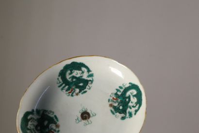 null Coupelle en porcelaine à décor de quatre dragons verts, la perle sacrée au centre....