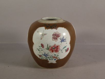 null Pot à gingembre en porcelaine à décor de trois réserves à décor de fleurs sur...