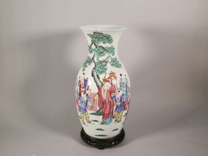 Vase en porcelaine de forme balustre à décor...