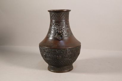 null Vase en bronze à décor de frises de motifs géométriques et oiseaux - H. 27 cm

(traces...