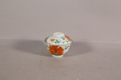 null Bol couvert en porcelaine à décor de fleurs, marque au cachet - H. 10,5 cm