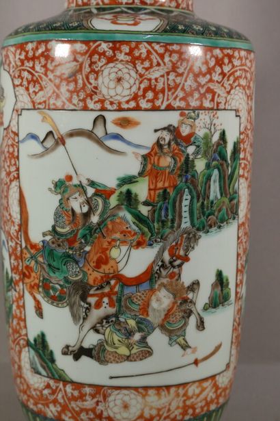 null Grand vase rouleau en porcelaine famille verte décor en réserve - H. 46 cm
