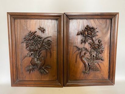 null Deux panneaux décoratifs en bois avec décor sculpté de coq, paon, papillons...