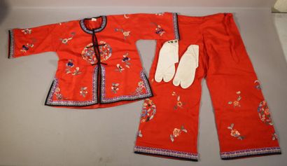 null Costume d'enfant en soie rouge et broderie - années 1920/1930 avec paire de...
