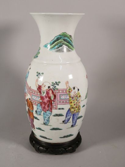 null Vase en porcelaine de forme balustre à décor de personnages

H. 35,5 cm

sur...