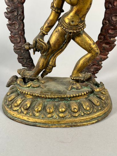 null TIBET - Début XXe siècle

Statuette de Kali en bronze doré, debout sur deux...