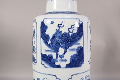 null Chine - Vase en porcelaine bleu et blanc à décor des objets, des lettres et...