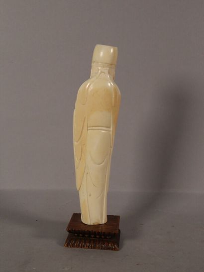 null CHINE - XIXe siècle

Statuette en ivoire à patine jaune, dignitaire debout,...