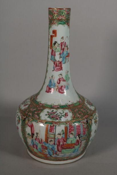 null CHINE, Canton

Vase de forme gourde en porcelaine émaillée polycrhome à décor...