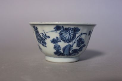 null Bol ou tasse en porcelaine blanche décor camaieu bleu de pot fleuri - H 4 x...