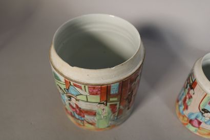 null CHINE, Canton

Six pots couverts gigognes en porcelaine à décor polychrome de...