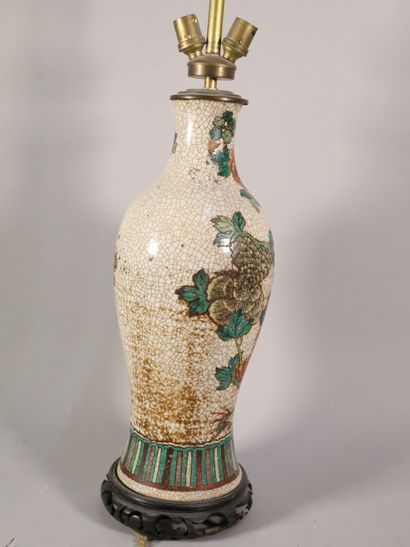 null Vase balustre en porcelaine craquelée à décor de phénix, monté en lampe (percé),...