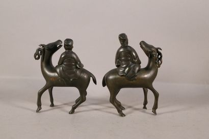 null Paire de brûle parfum en bronze figurant deux cavaliers

XVIIIe

H. 16 cm