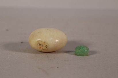 null Tabatière en pierre beige, bouchon rapporté en jade jadéite. H. 7 cm