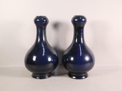 null Paire de vases en porcelaine bleue à nuance noire, de forme balustre à long...