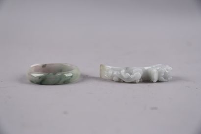 null Sujet en pierre dure blanche nuancée de vert et bracelet jonc en pierre dure...