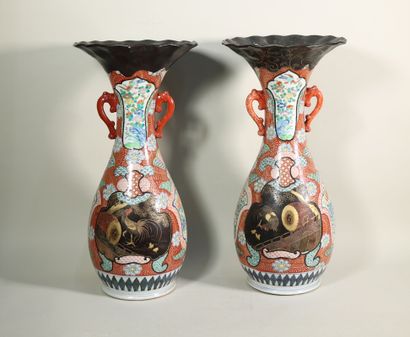 null Paire de vases porcelaine du Japon de forme balustre, col corolle, à décor de...