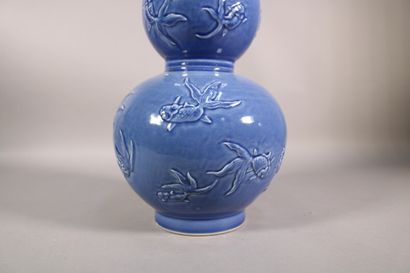 null Chine - Vase double gourde en porcelaine à fond bleu à décor de poissons en...