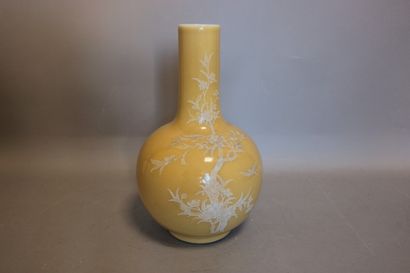null CHINE - vase à fond jaune à décor de branches de pommiers et d'oiseaux - H 34...