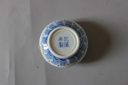 null Boite à cire en porcelaine de Chine à décor de dragon en camaieu bleu (Ø. 6,7...