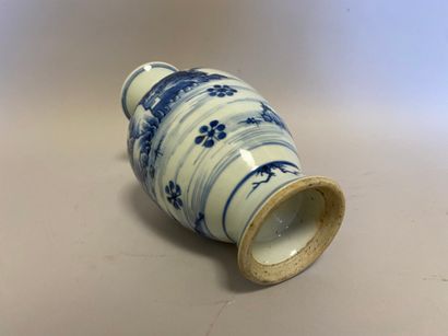 null Chine - Vase bleu blanc à décor de paysages - H. 24 cm
