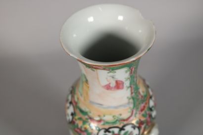 null CHINE, Canton

Vase couvert de forme balustre en porcelaine émaillée polychrome...