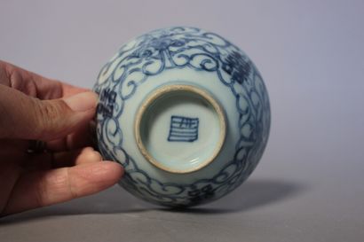 null Tasse et sous-tasse en porcelaine bleue

Tasse : H 4 x Ø. 9 cm - Sous-tasse...