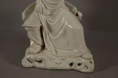 null Guandi, dieu de la guerre, sujet en porcelaine blanc de Chine. Marque au dos.

H....