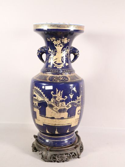 null CHINE - Vers 1900

Vase balustre à col évasé en porcelaine bleu poudré, à décor...