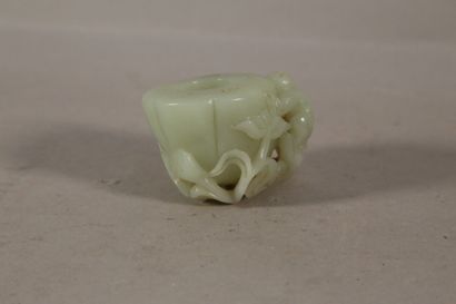 null Godet à eau en jade à décor d'un personnage

H. 6 cm